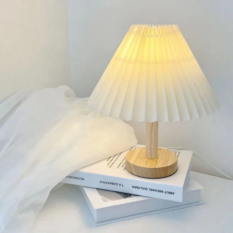 

Warm and high-value pleated, Nordic atmosphere ins wind bedside lamp, homestay decoration night lamp