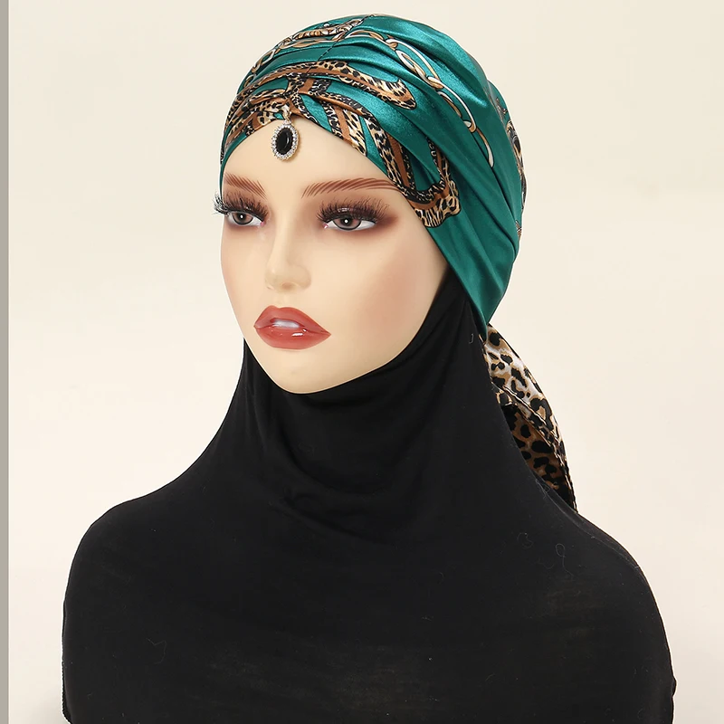 Triangolo raso di seta sciarpa pendenti catena di leopardo stampato Hijab turbante per le donne musulmano Casual Bandana signore moda fascia