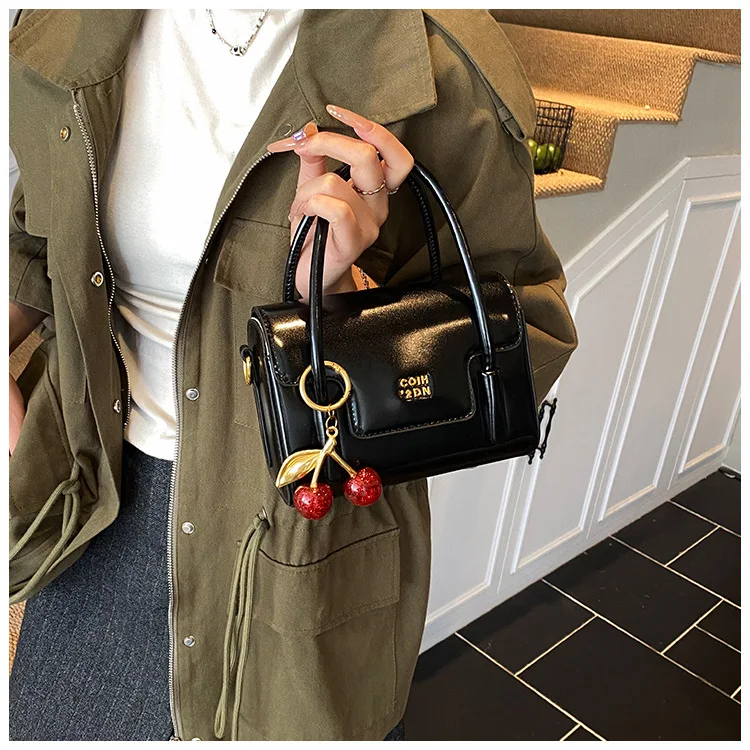 

The Fashion Retro 2026 Winter Designer Small Square Bag Women's Textured Casual Shoulder Messenger Handbag Elegant and Timeless