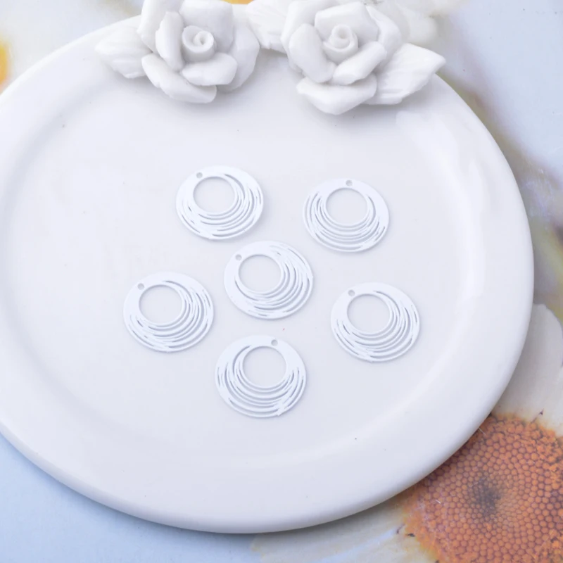 50 Stück AC13641 15mm Mini Runde Bunte Anhänger Metallisch Golden Kleine Filigran-Anhänger DIY Ohrringe Damen Schmuck – Detail 7