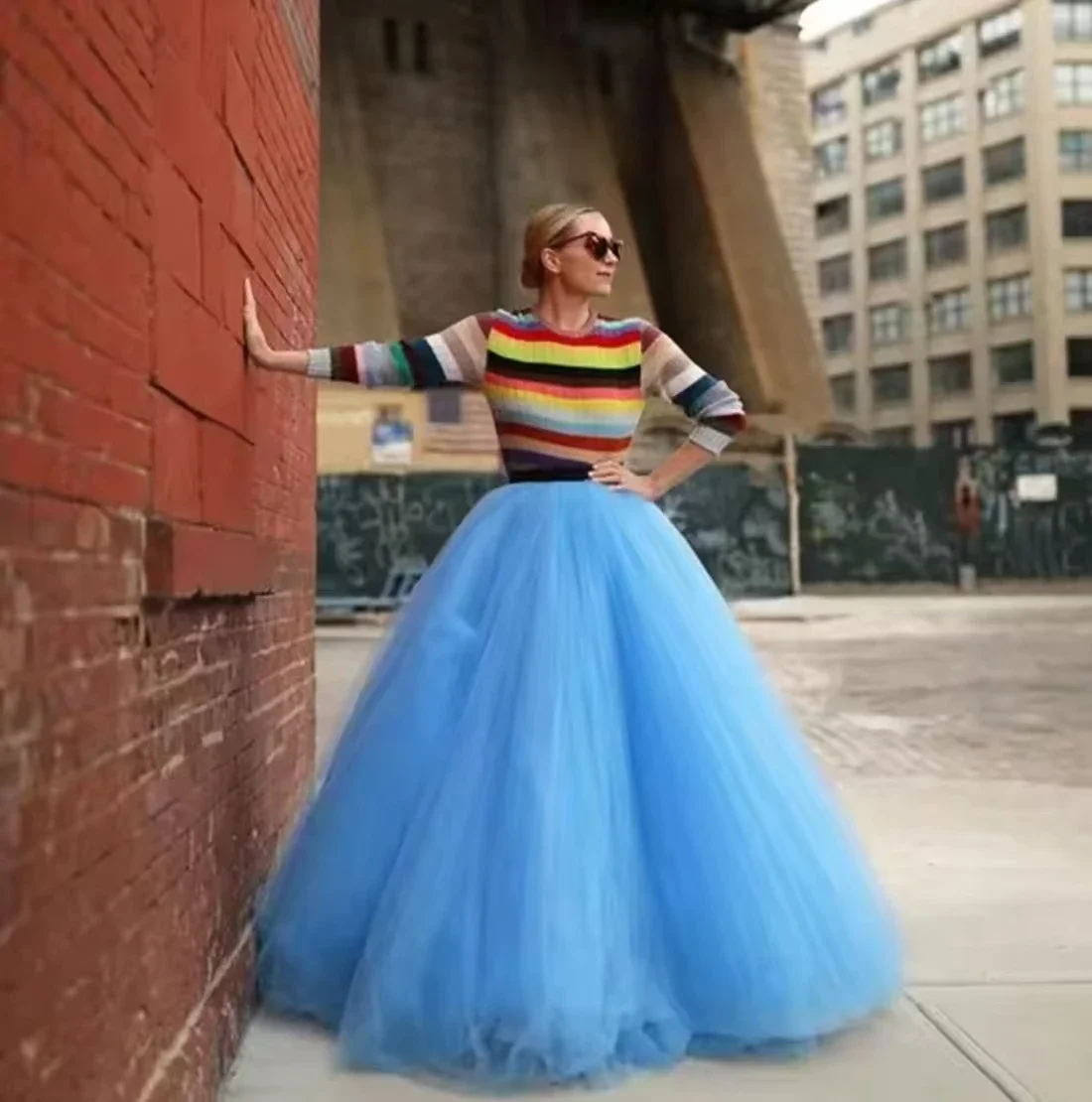 Blaue Tulpe, kaltes Kleid, formelle Raffung, Opfer beweglicher Kleidung, Brauttropfen, einzeln für 2025,