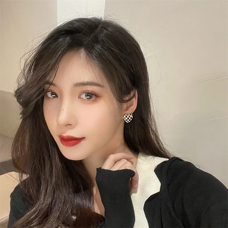 2023 New Checkerboard Unique Design Metal Stud Earrings For Women Fashion Simple Heart Earrings Jewelry Party Gifts