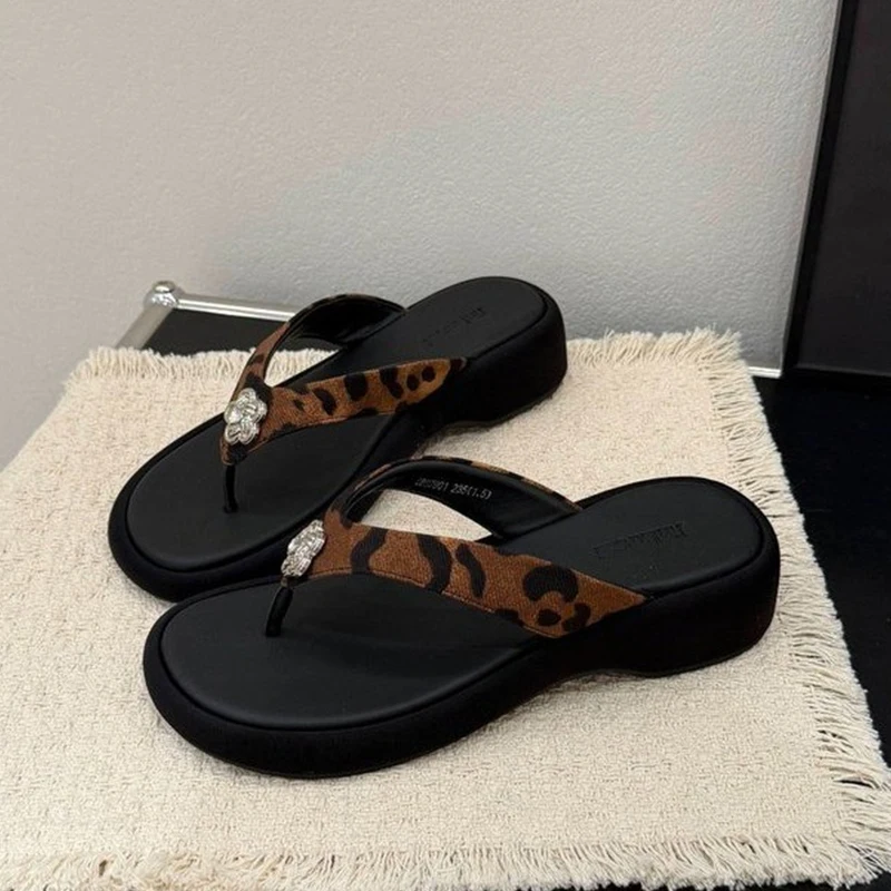

Crystal Bow Women Slippers Clip Toe Beach Shoes Leopard Sandals 2026 Summer Flats Platform Flip Flops Casual Comfort Slides Lady