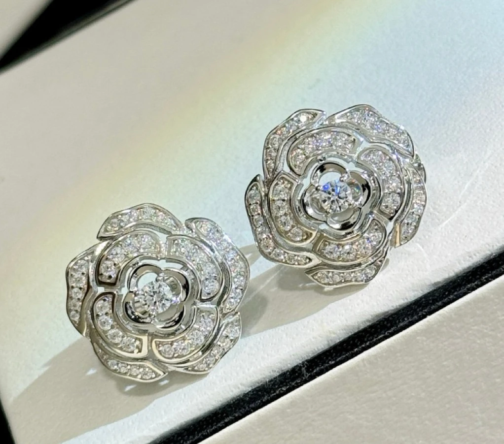 

S925 pure silver inlaid with zircon, light luxury, high-end and versatile daily earrings