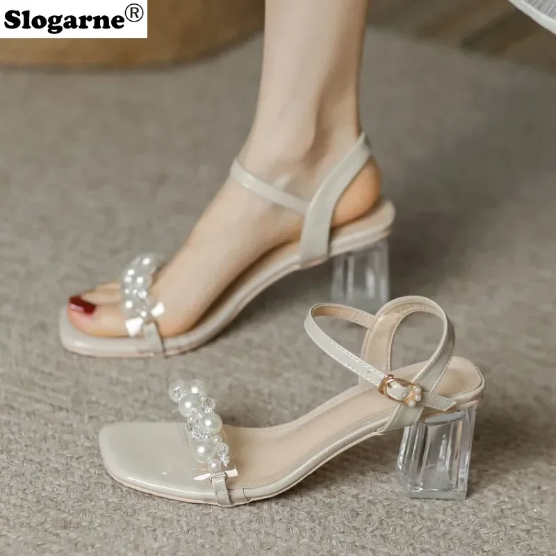 

Летние модные женские сандалии, новинка 2025, шлепанцы на высоком каблуке с жемчугом для девочек, летняя обувь на каблуке с кристаллами, модные шлепанцы, прозрачные сандалии