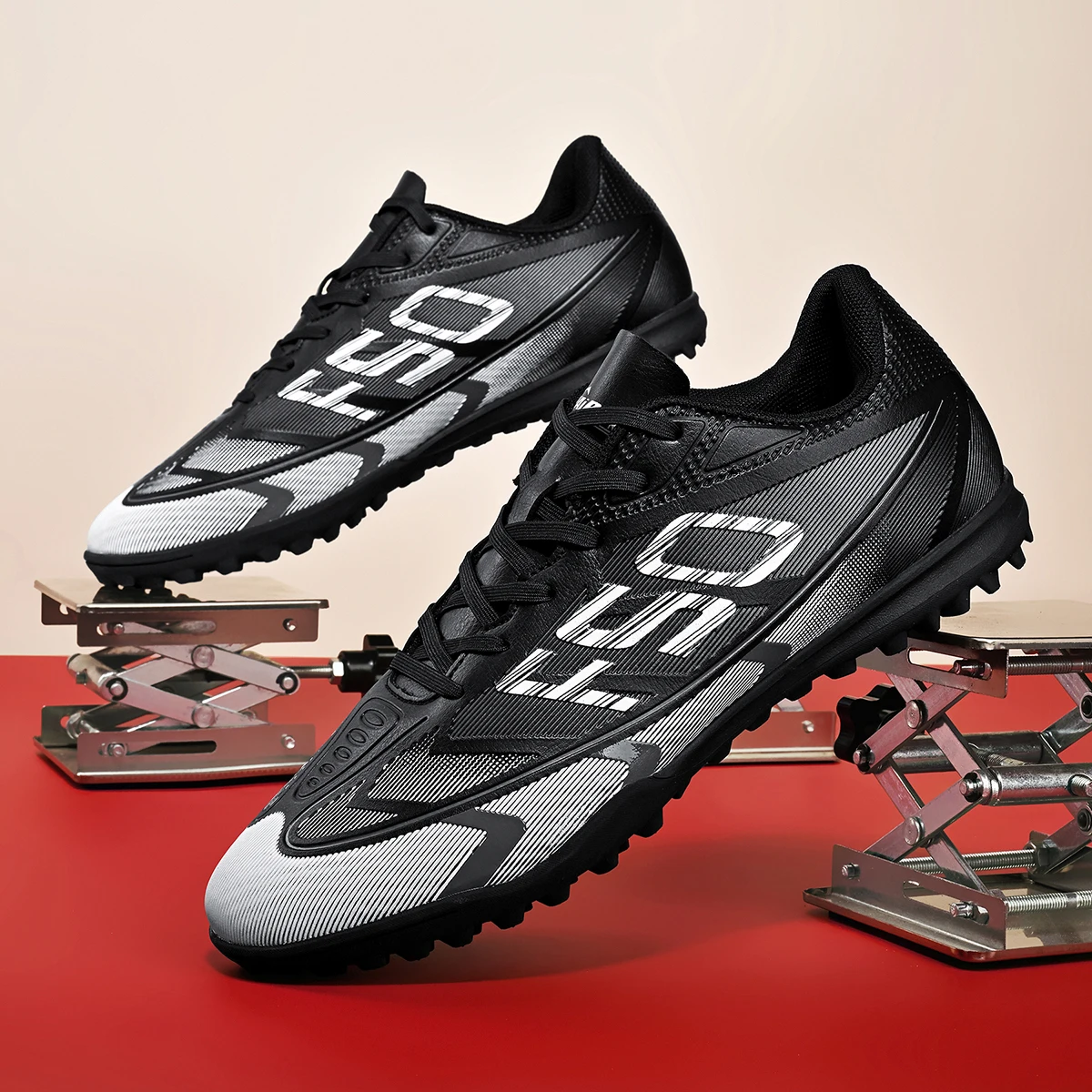 Sepatu sepak bola pria dengan TF broken nails memberikan cengkeraman super kuat dan melindungi pergelangan kaki secara efektif.