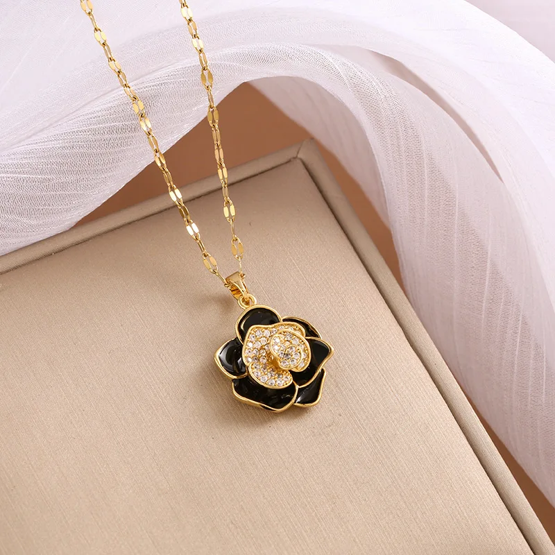 Camellia necklaces feature three-dimensional petals, fashionable clothing necklaces, and diamond-encrussed flowers