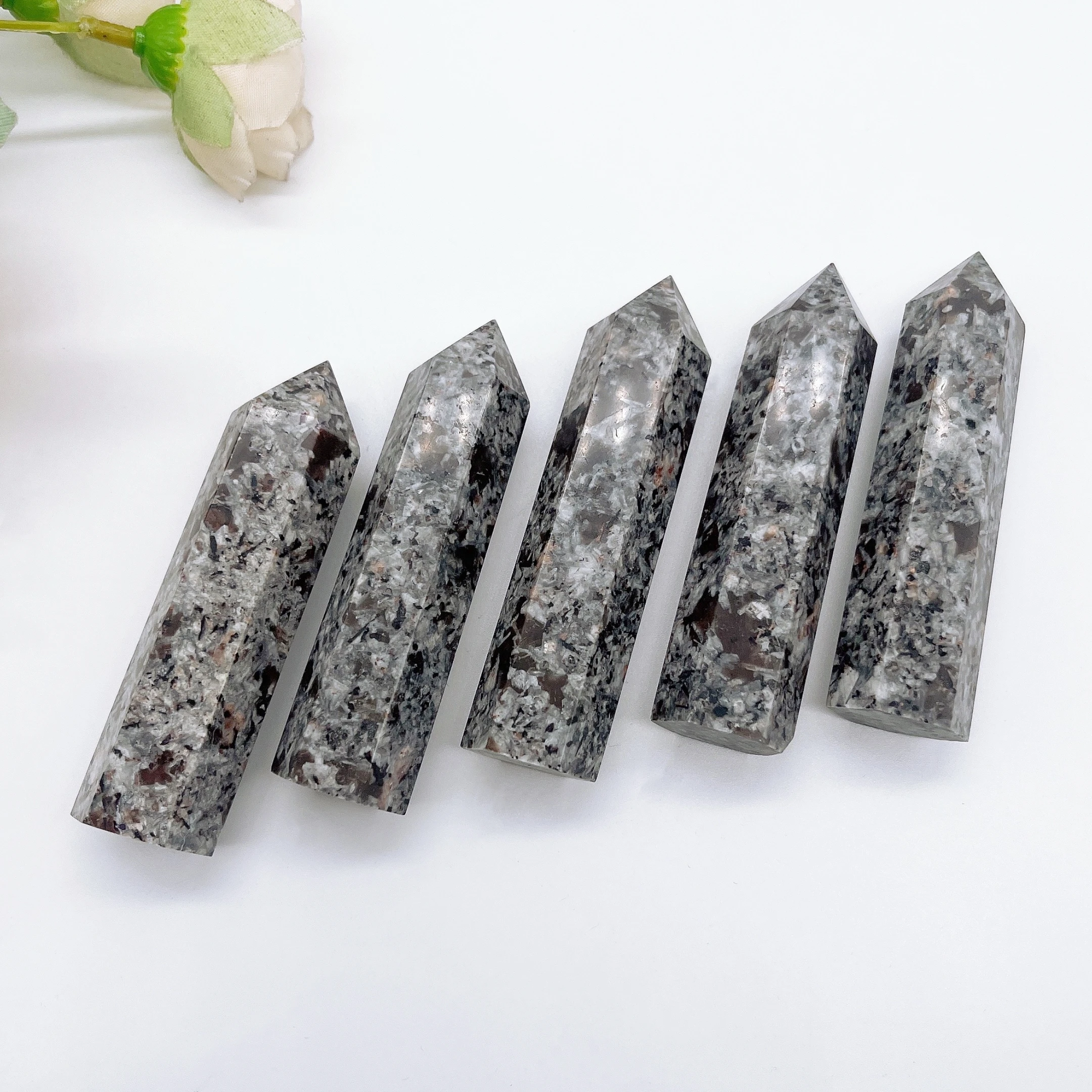 8-9cm Natural Yooperlite Tower Crystal Flamestone Wand Point Spiritual stregoneria fluorescente Dodalite Energy Healing Home Decor