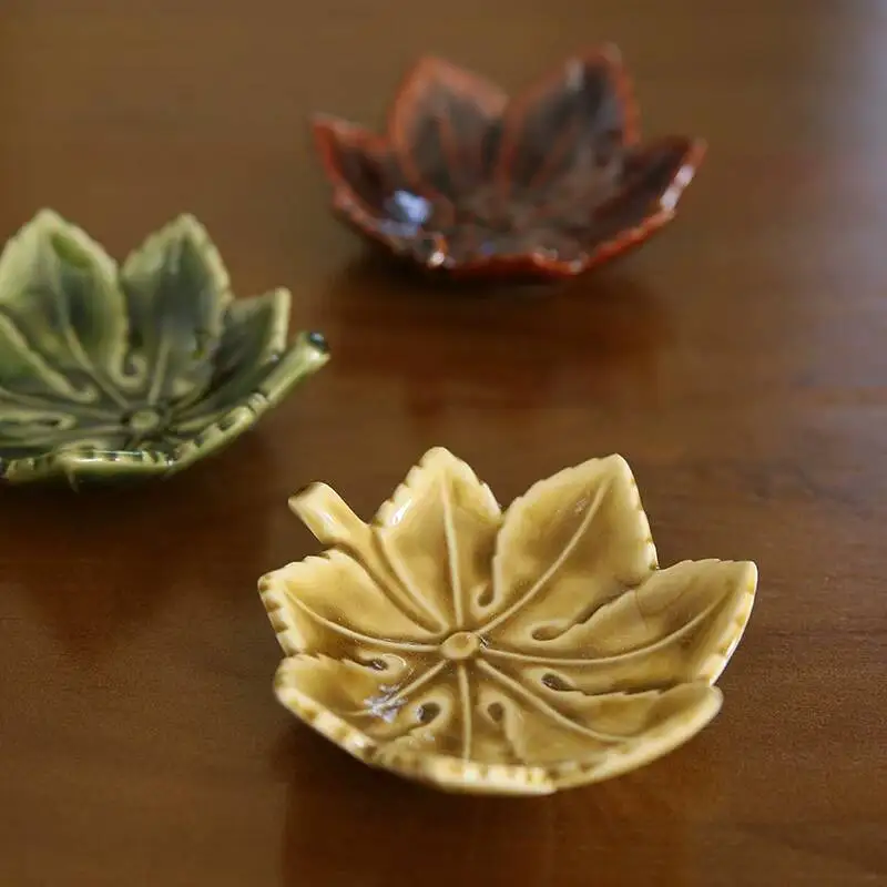 In Stock Japanese Imported Three-Color Maple Leaf-Shaped Dipping Sauce Small Plate Japanese-Style Tableware Mini Seasoning Dish