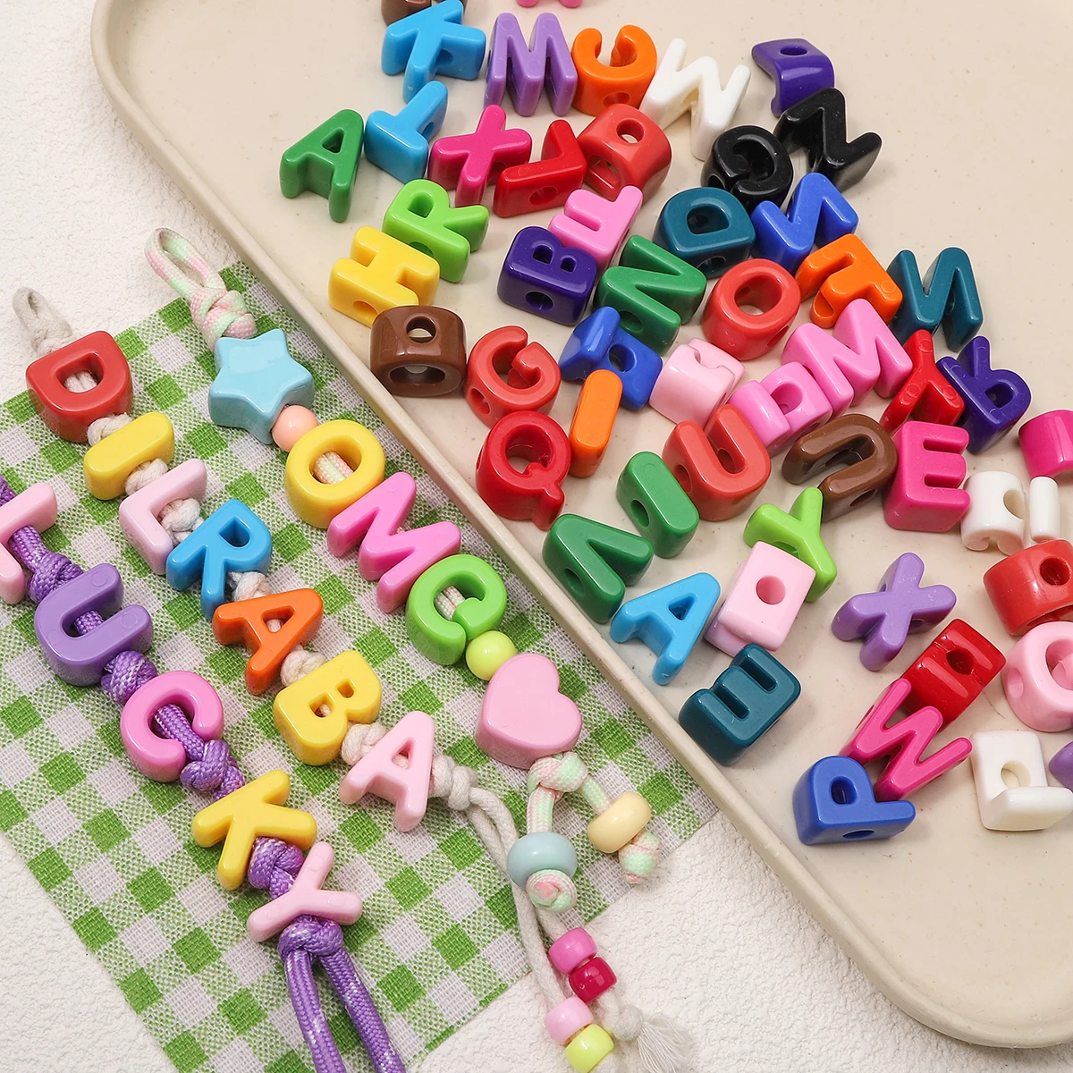 20 Stück mehrfarbige Acryl-Buchstabenperlen mit großem Loch, lose Spacer-Perlen für DIY-Schmuckherstellung, Armbänder, Telefon- und Bastelzubehör – Detail 2