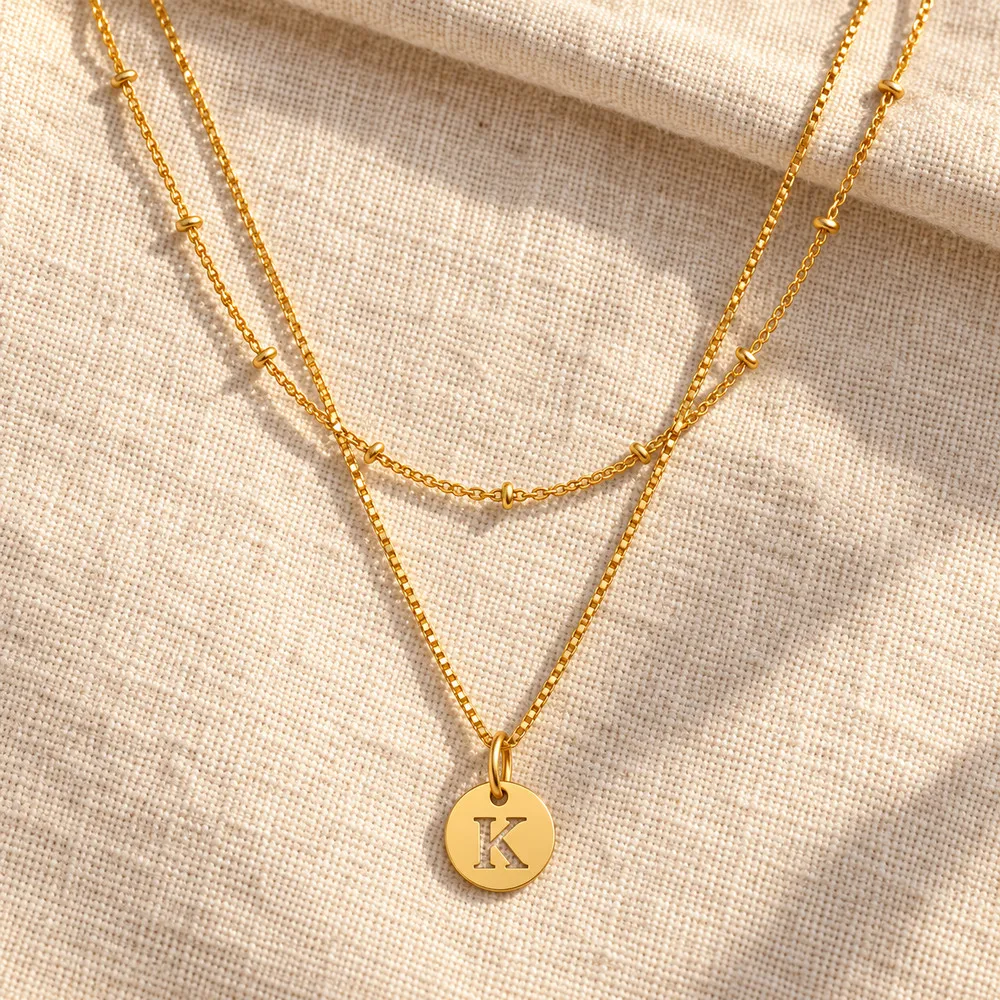 Initial-Charm Doppelschichtige Vergoldete Buchstabenkette für Damen und Herren mit Scheibenbox-Kette und Perlendetails, Modisches Accessoire – Detail 3