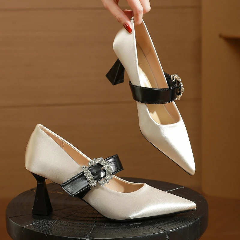 

Атласные пикантные женские туфли на высоком каблуке со стразами и пряжкой на ремне, туфли Мэри Джейн, женские офисные туфли-лодочки с острым носком, модельные туфли, женские туфли