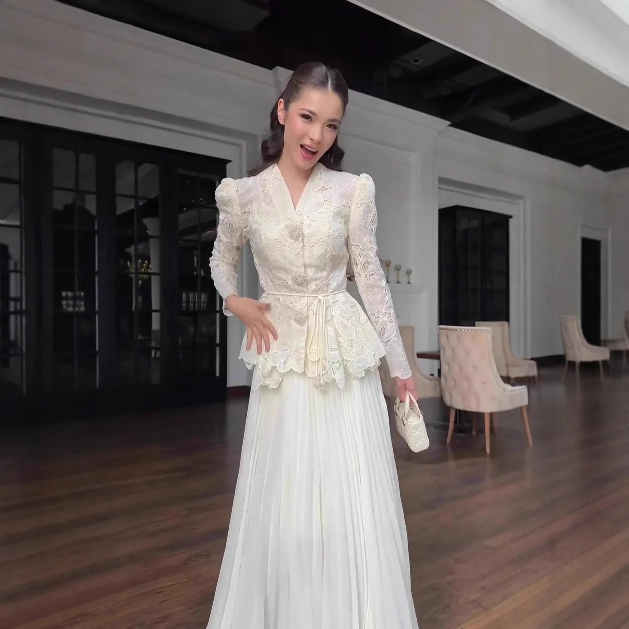 Maßgeschneidertes Spitzen-Peplum Zweiteiliges Hochzeitskleid mit Langen Ärmeln und Fließendem Chiffonrock für Formelle Braut-Anlässe