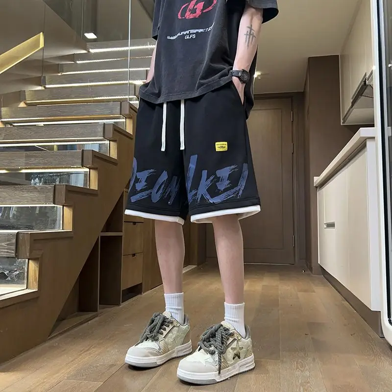 

Мужчины носят шорты, летние свободные и универсальные прямые брюки с пятью точками в гонконгском стиле, красивые студенческие спортивные пляжные брюки с принтом