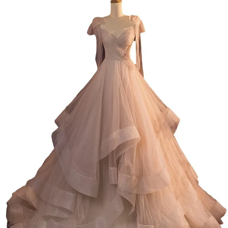 Różowa Elegancka Sukienka Wieczorowa z Głębokim Dekoltem V, Siateczką, Bufiastą Spódnicą, Wysokim Stanem, Nowy Styl, Wysoka Jakość, Stylizowana na Mniejszościowy Artystyczny Wystrój, Idealna dla Gospodyni na Egzaminach.