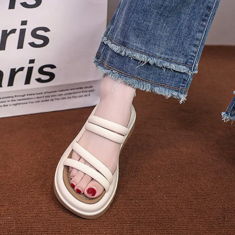 

Шлепанцы женские на низкой платформе, сланцы, повседневная обувь из искусственной кожи, роскошные сандалии на мягком каблуке-копытце, римские скандалы, модная тканевая резиновая обувь для дома, 2024