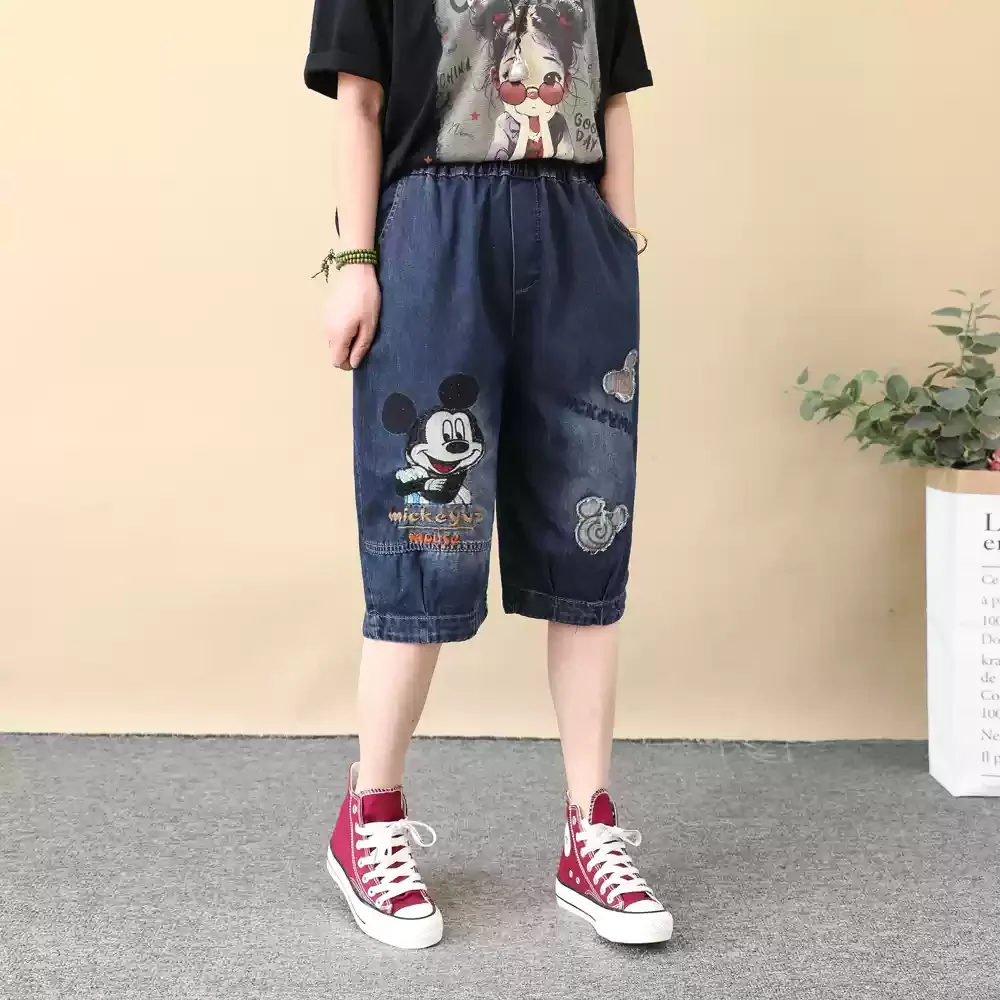 Рисунок 5 - Джинсовые брюки с мультяшными буквами и вышивкой