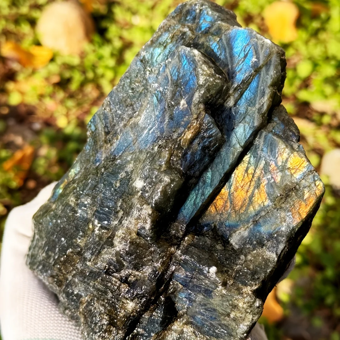 Large rough-cut Labrador stones are a batch of high-quality, coarse-cut Labrador stones, which are very suitable for carving.