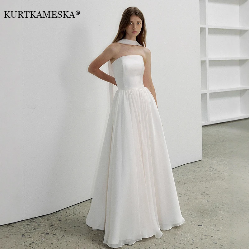 abito-da-sposa-senza-spalline-in-raso-e-chiffon-linea-ad-a-lunghezza-al-pavimento-con-lacci-sul-retro-abito-da-sposa-minimalista-per-servizio-fotografico-abito-da-sera