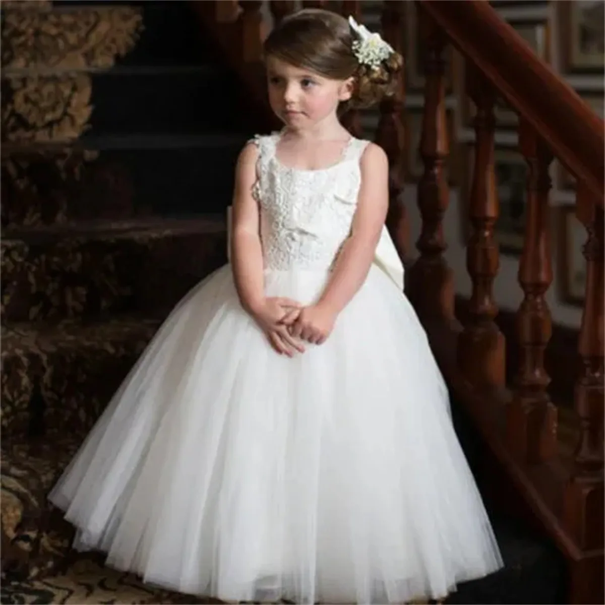 

Flower Girl Dresses Pretty Lace White Floor Length Jewel Neck Backless Bowknot Tulle Girls Wedding Party Communion Pageant Gowns