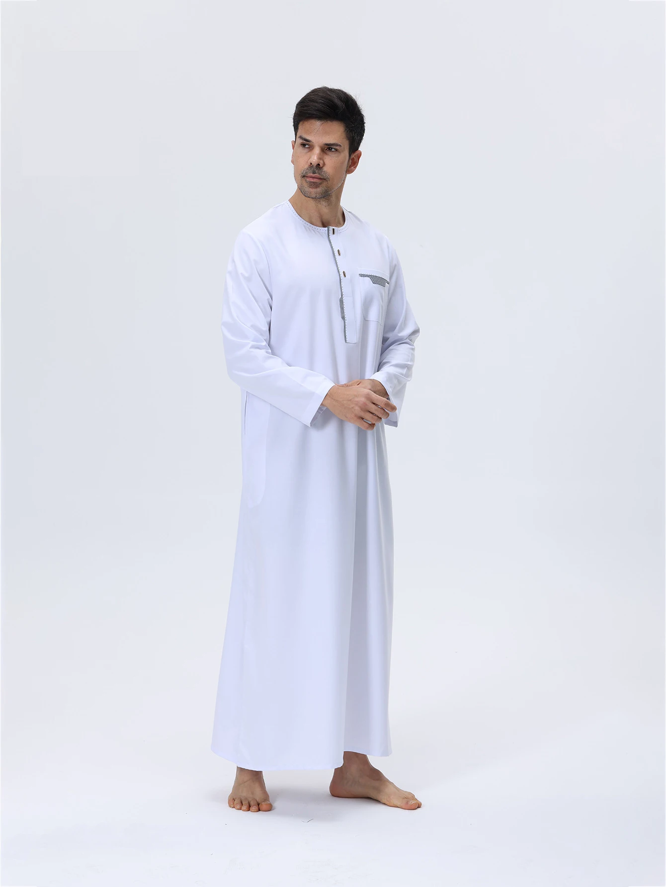 男性用白いジュバ・トーベ、イスラム教徒の服装、サウジアラビアのローブ、トルコのカフタン、ドバイのアバヤ、ダファ、ディシュダシャ、伝統的なイスラム教徒の服