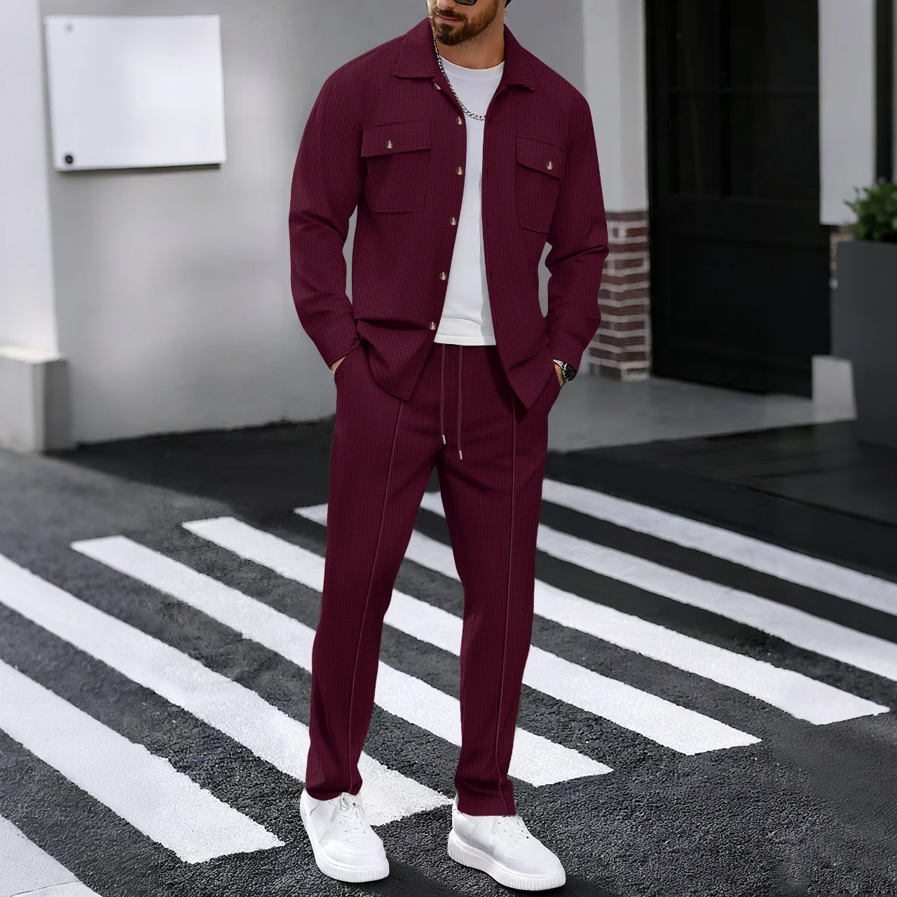 Immagine 5: Completo da uomo due pezzi, camicia a maniche lunghe con bottoni e pantaloni, tuta casual streetwear.