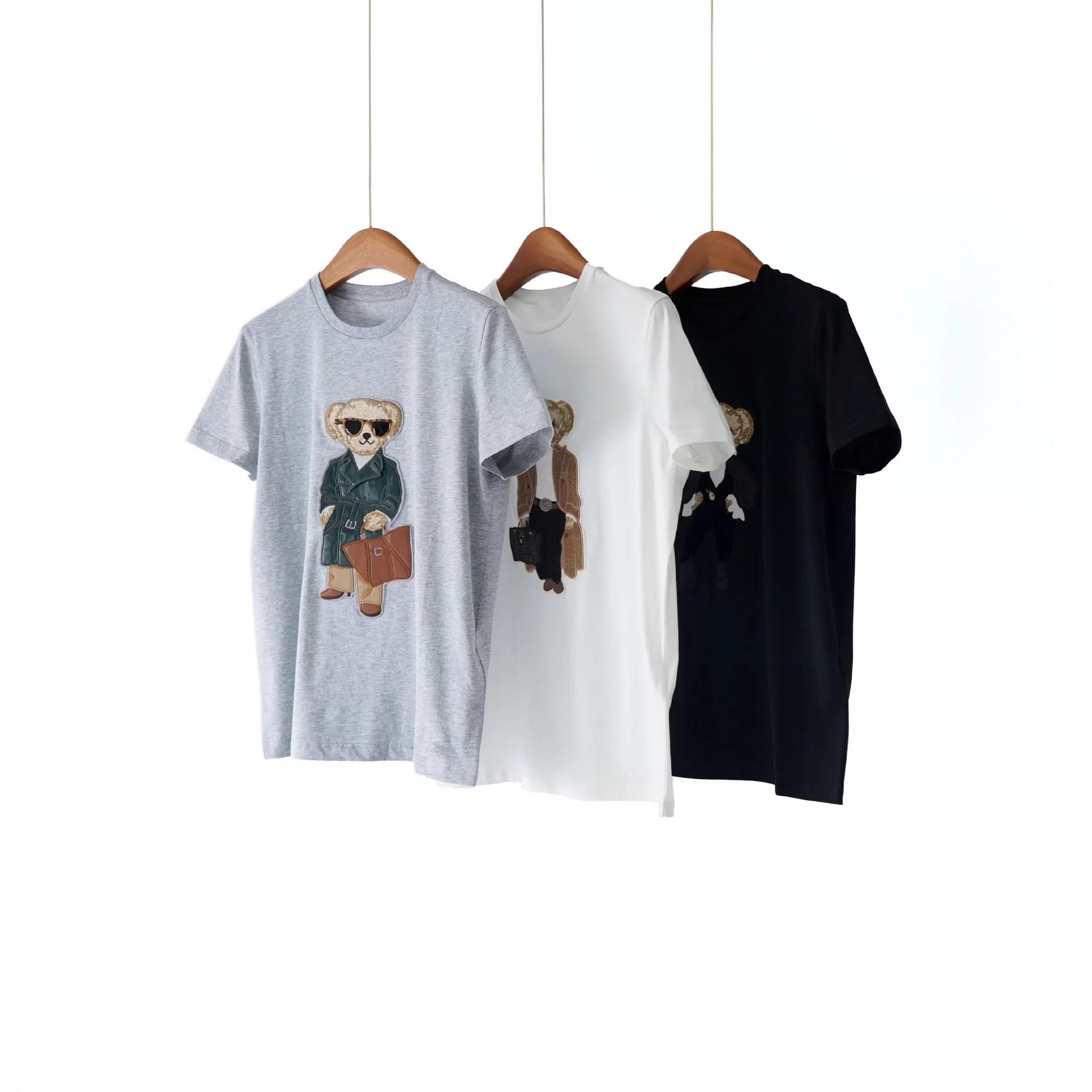 

Новинка весенней коллекции: Женская хлопковая футболка с вышивкой в виде медведя, круглый вырез, короткий рукав, плотная вышивка, из длинноволокнистого хлопка.