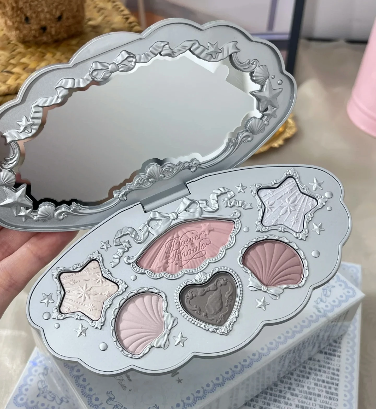 

Flower Knows Shell's Jewel Series Рельефная палитра теней для век Нежная матовая косметика-хамелеон для макияжа глаз