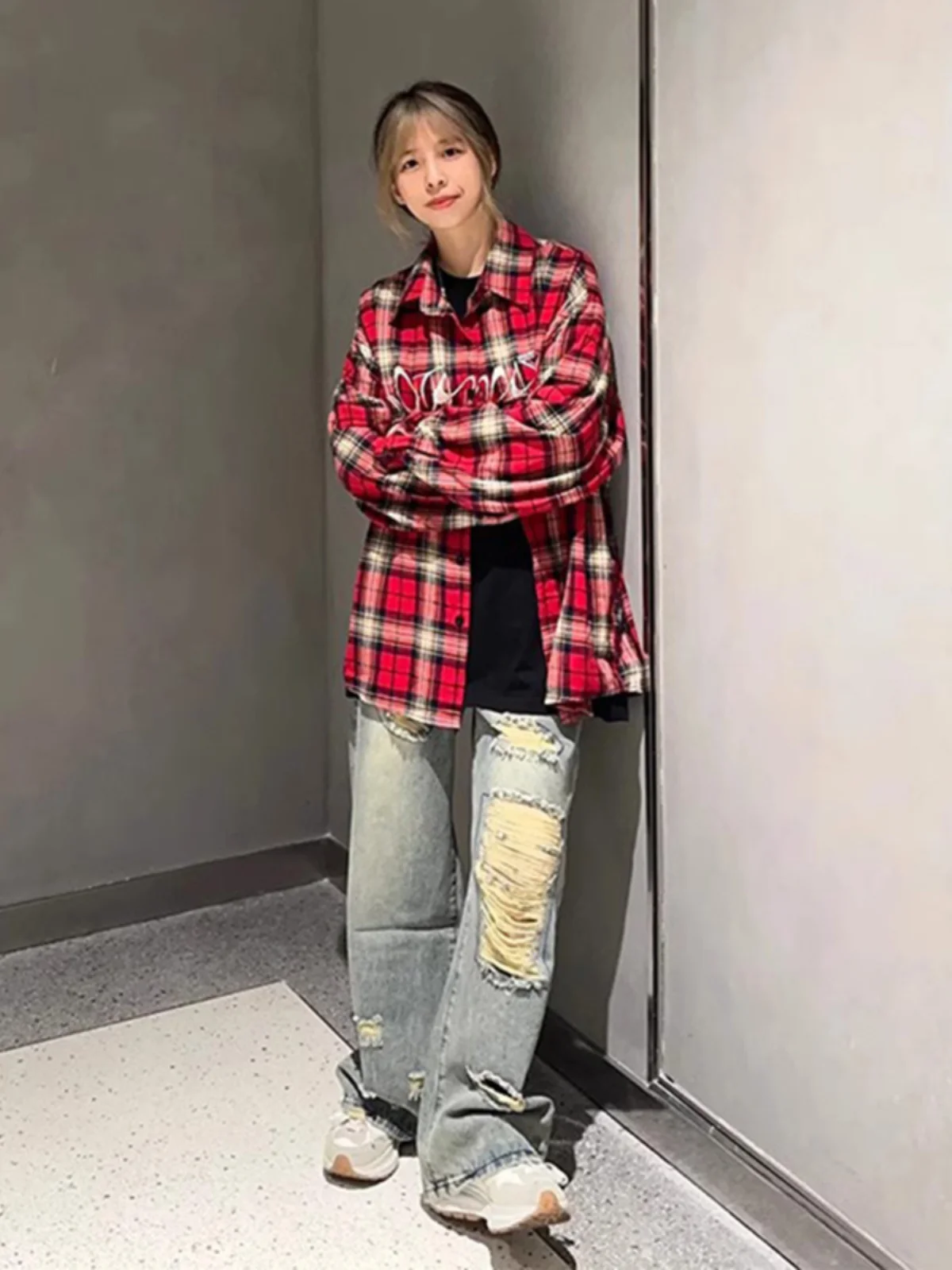 

Красная клетчатая рубашка с длинными рукавами, мужская рубашка в американском стиле ретро с вышивкой, летняя модная молодежная верхняя одежда свободного кроя из полиэфирного волокна