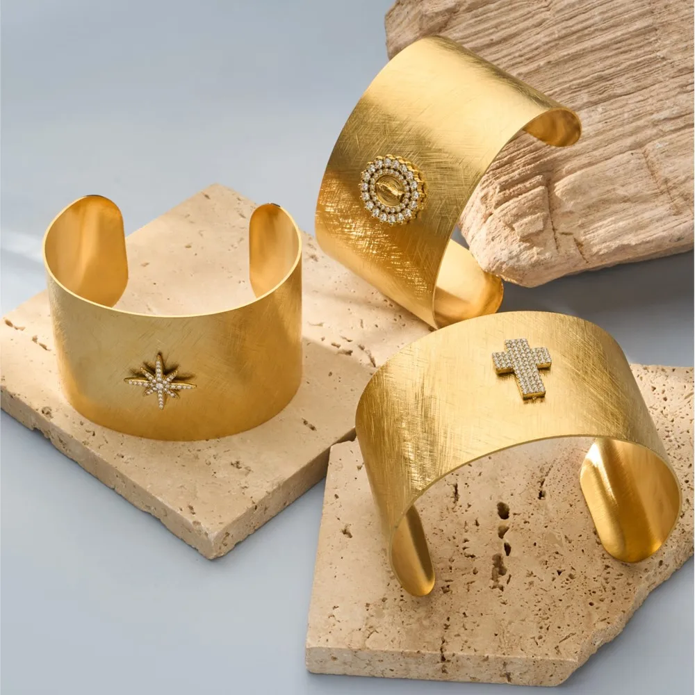 Strukturierte Armreifen aus Edelstahl, 18k Vergoldete Armbänder, Moderner Minimalistischer Ästhetischer Manschettenarmreif für Frauen