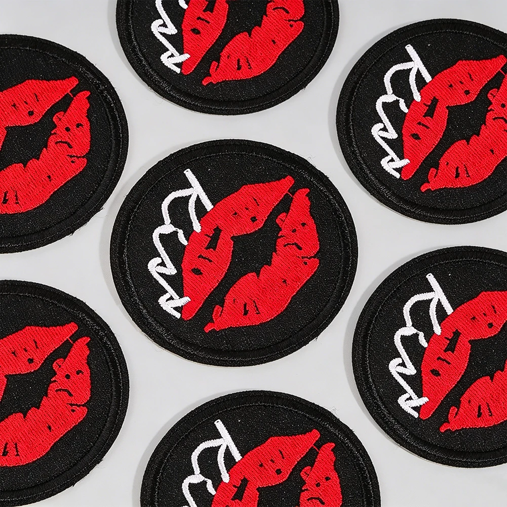 Runde, rotgefärbte Lippen-Kuss-Stickerei zum Aufbügeln, schwarze Basis, selbstklebende Applikation für Streetwear, T-Shirt, Jacke, Tasche, DIY-Kleidungsdekoration – Detail 4