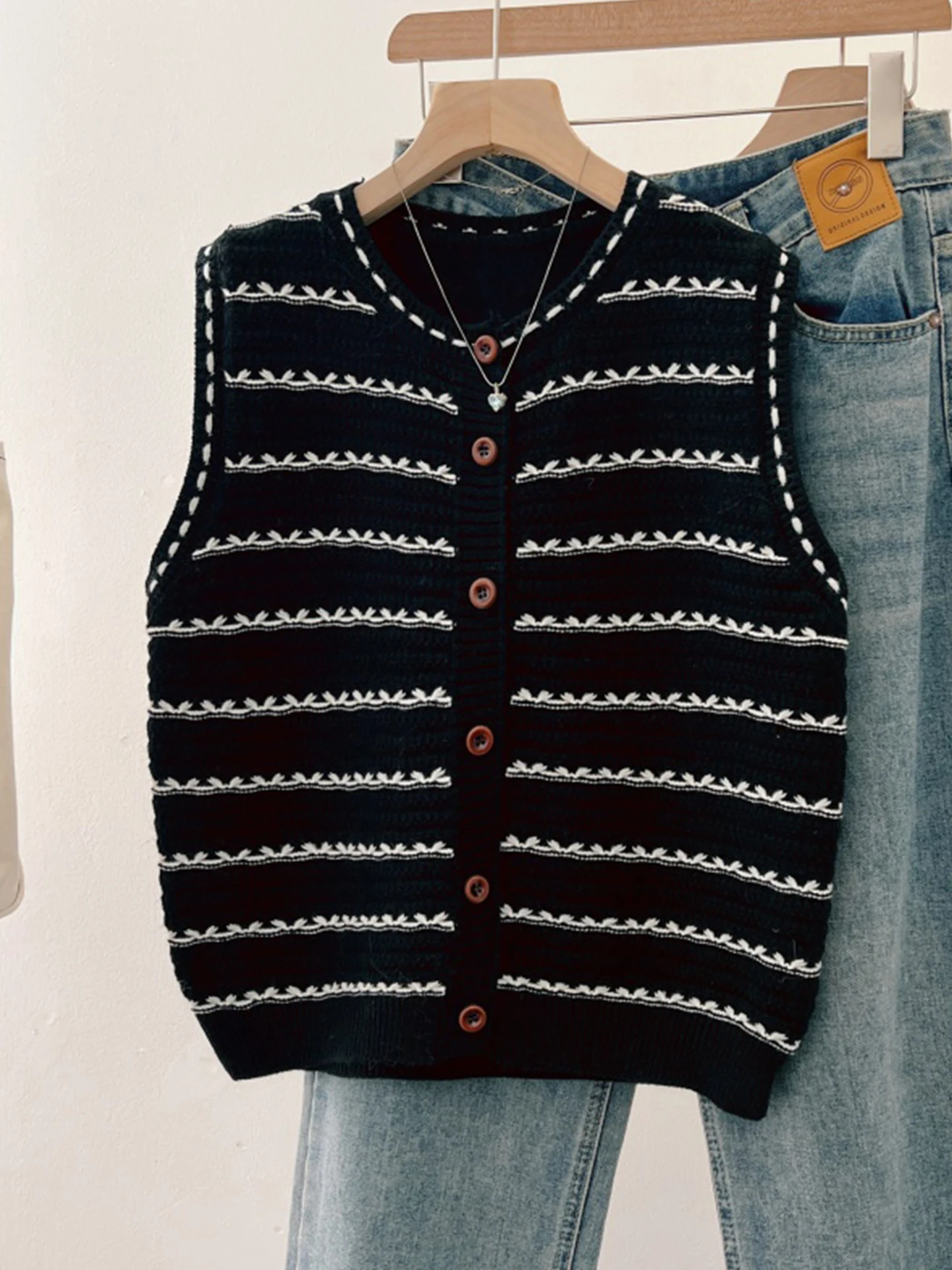 

Женский вязаный жилет в стиле ретро с цветными полосками, для ранней весны, больших размеров, для полных женщин, для многослойных образов, укороченный, без рукавов