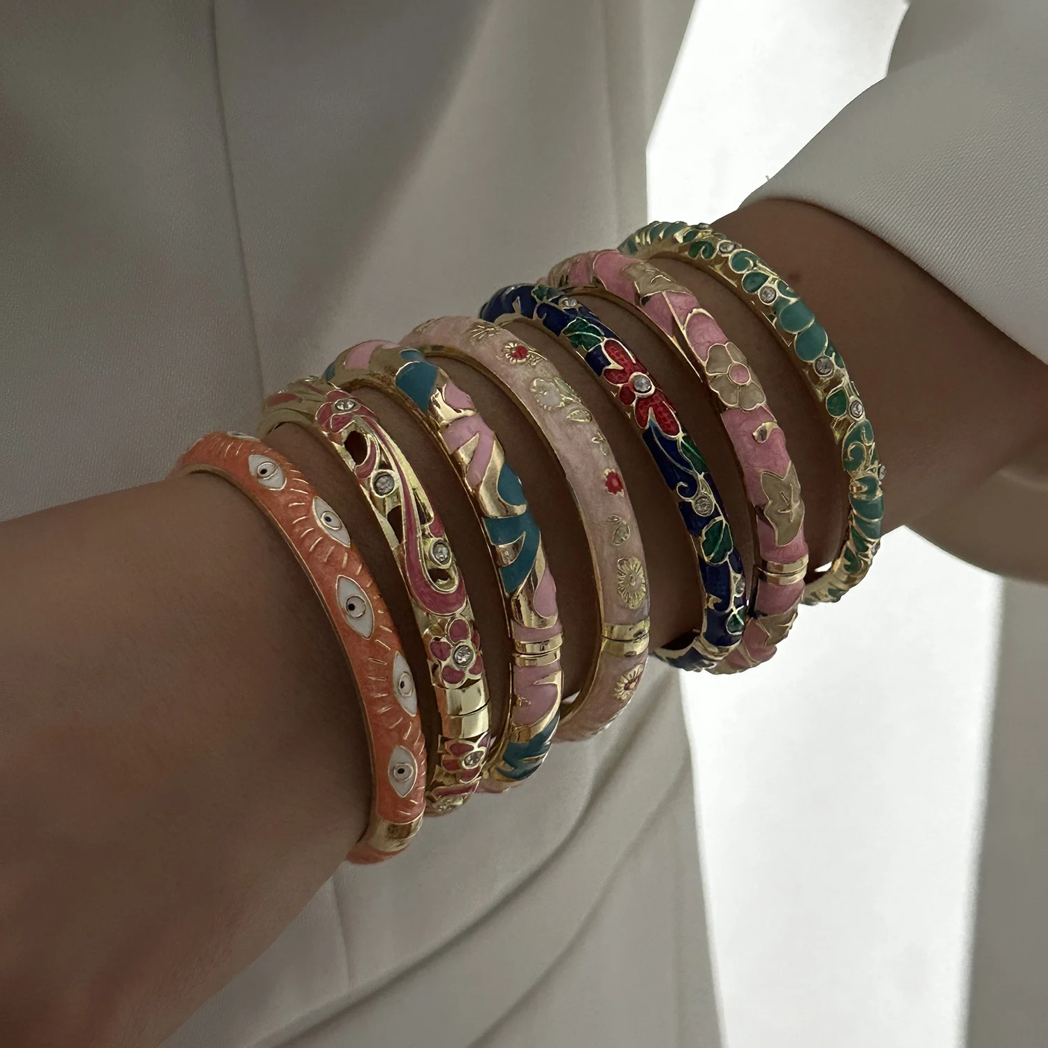 Großhandel Bunte Blumen-Emaille-Armbänder für Frauen Retro Goldfarben Cloisonné Pfingstrosen-Filigran-Blumen-Armreif Partyschmuck – Detail 2
