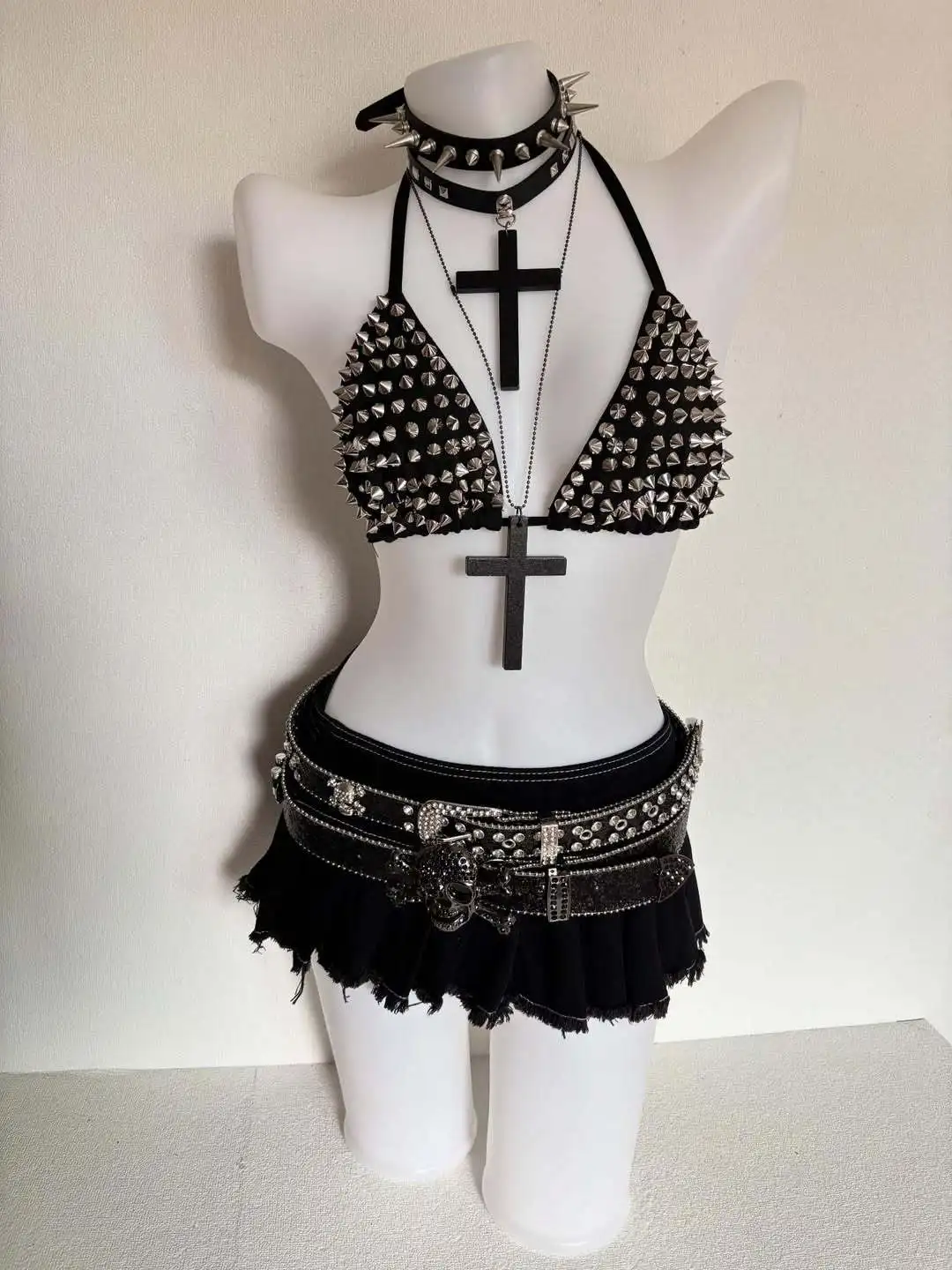 Punk Rivet Halter Back Tie Crop Top Gothic Spike Triangle Bra Top Y2K Streetwear Festival Party Clubwear Sleeveless Camisole