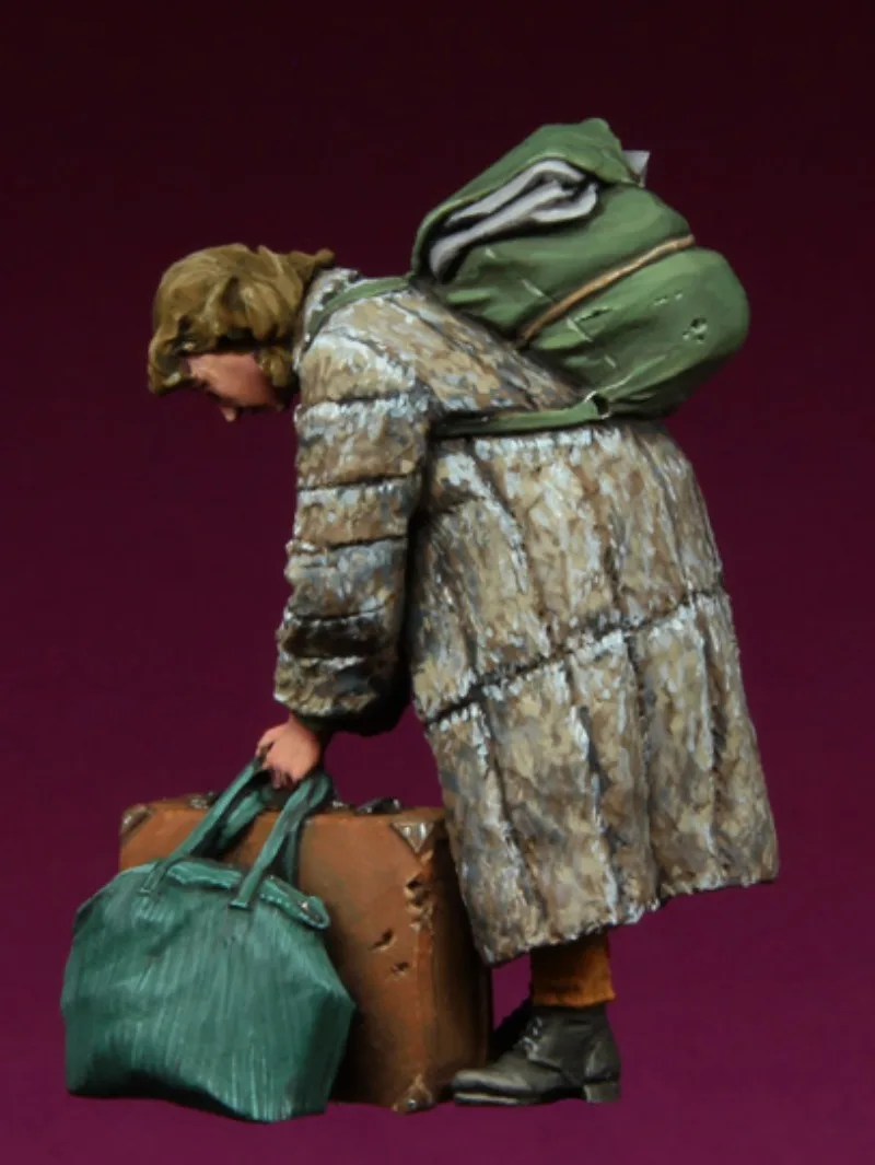 1/35 Scale Resin Figure Hobby Model Kit European Refugee Woman Holding Luggage Miniature Unassembled and Unpainted 818-7 TOYS