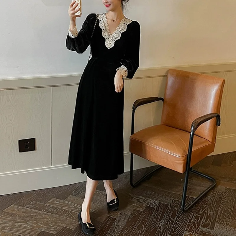 Vintage Black Lace Velvet Dress with Long Sleeves, Perfect for Women in Autumn and Winter as French Style Bottoming Dress dress