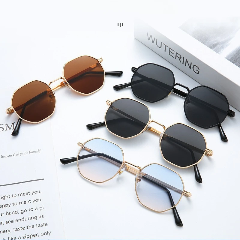 Retro Metal Octagonal Frame Sunglasses Available for Trendy Atmosphere Suitable for Daily Travel and Street Photography