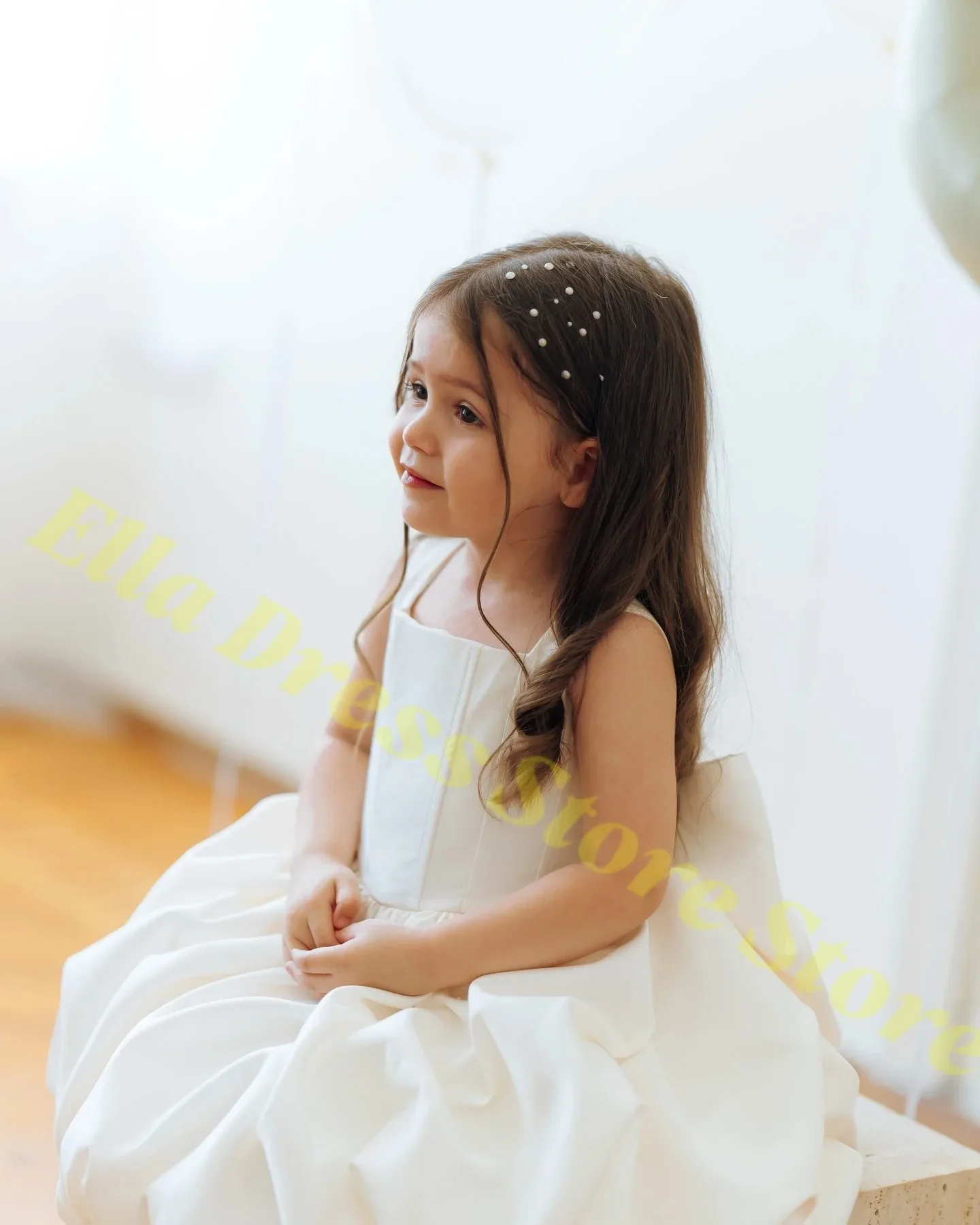Maßgeschneidertes weißes Blumenmädchenkleid für Kinder, flauschiges Bloomer-Kleid aus weißer Seide, christliches Hochzeitskleid, Taufkleid, Großhandel – Detail 4
