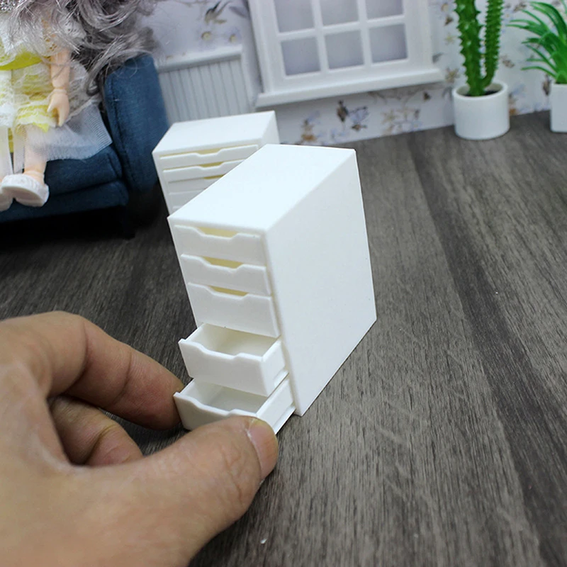 Miniatur-Nachttisch mit fünf Schubladen. Puppenhaus-Möbelmodell-Spielzeugset