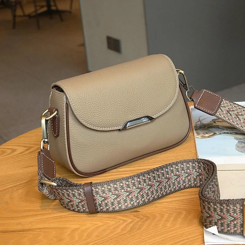 Nuevo bolso cuadrado pequeño de cartero con tapa grande de cuero genuino para mujer, bandolera de un solo hombro, bolso versátil de moda, bolso alto Bea