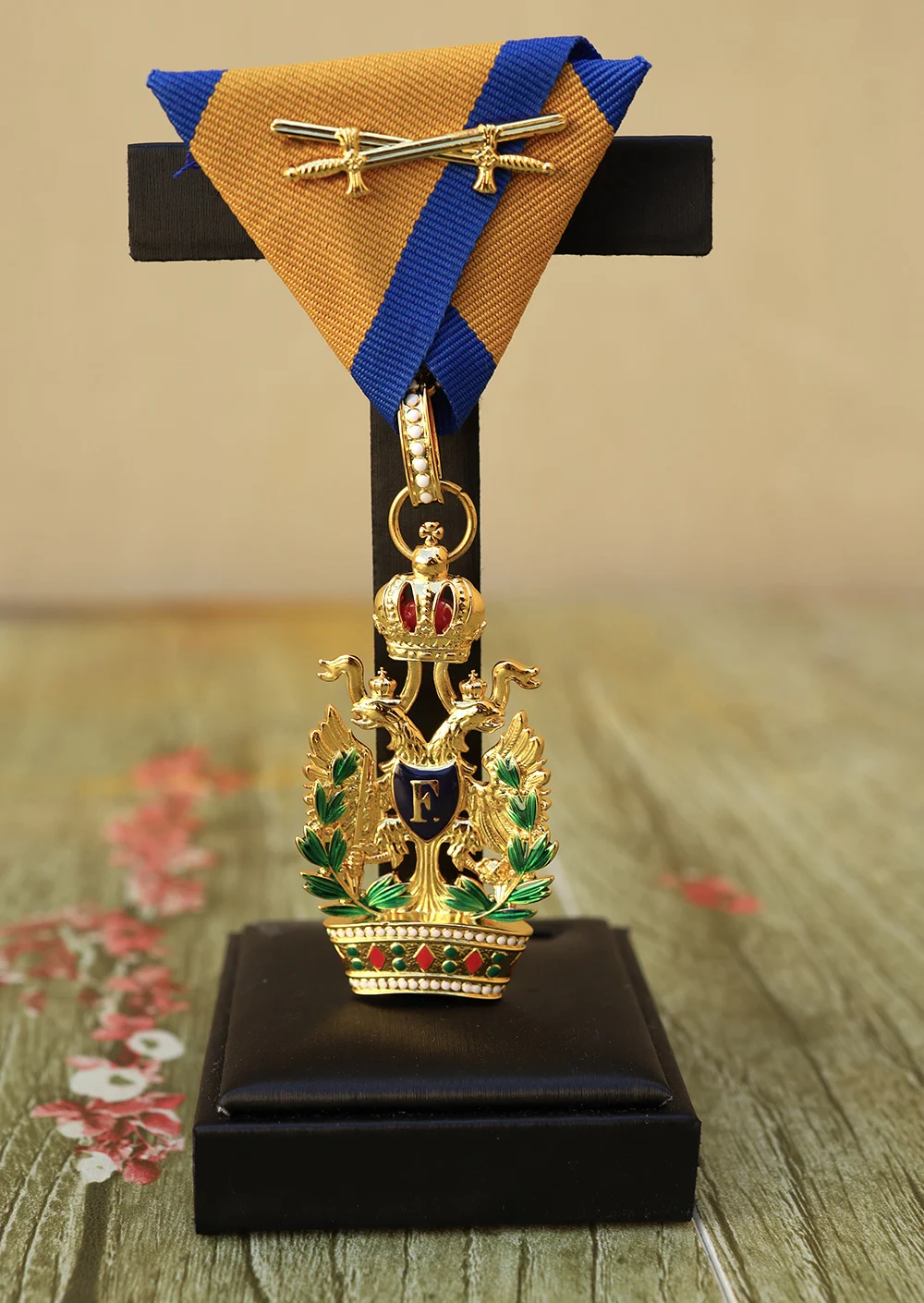 

Орден Iron Crown Knight III Class с военным украшением и мечами в футляре