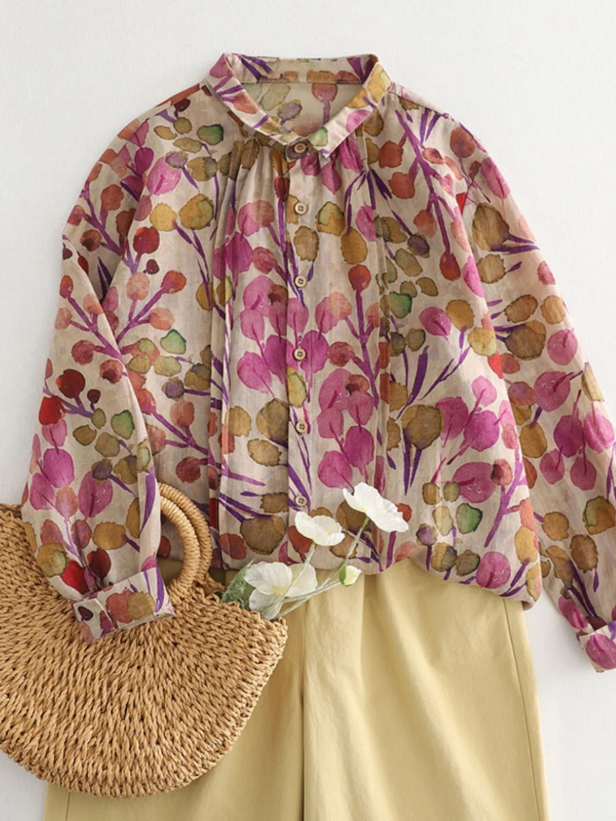 

Новая весенняя женская блузка больших размеров с художественным принтом, длинными рукавами, плиссированным дизайном, на одной пуговице, с маленьким воротником, открытая застежка.