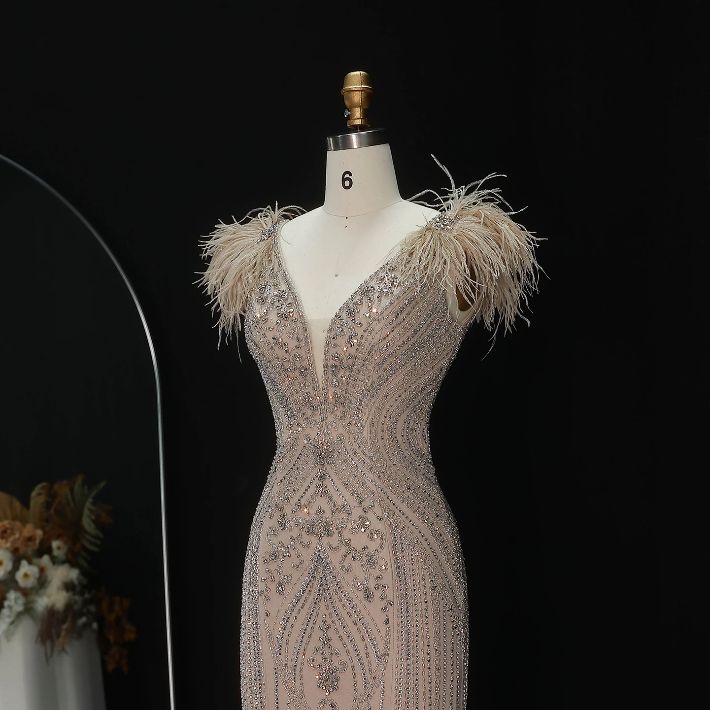 Sharon Said Luxuriöses Meerjungfrauen-Abendkleid mit Federn, Perlen und tiefem V-Ausschnitt, geeignet für Hochzeitsgäste, Partykleider SS122, maßgeschneidert. – Detail 14