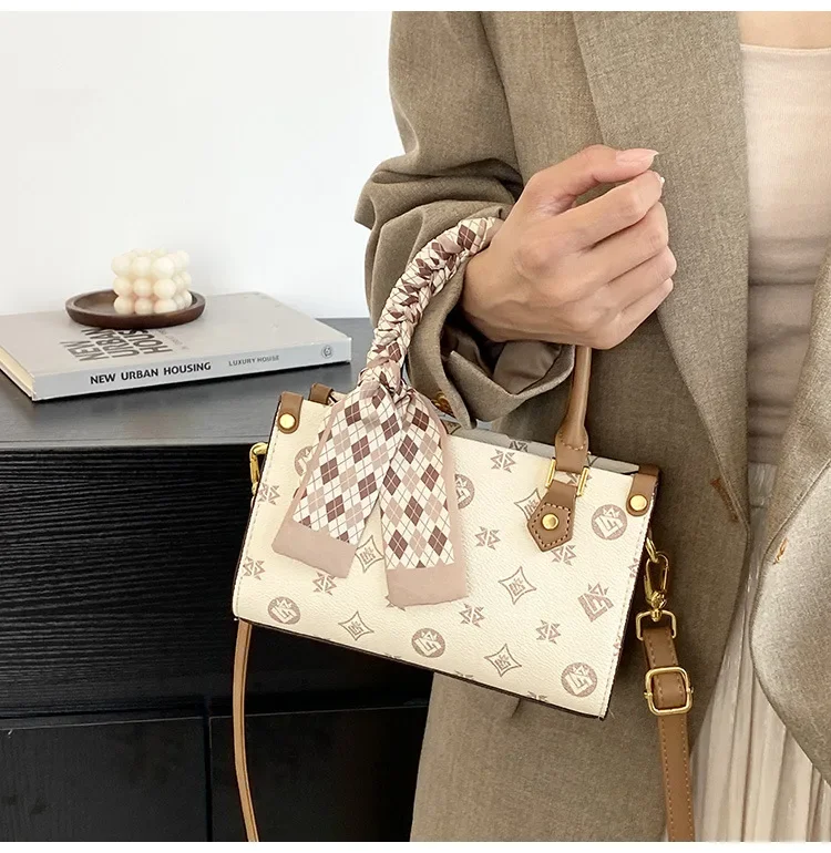 2025年新作テクスチャードハンドバッグ、レトロプリントショルダーバッグ、ニッチデザインクロスボディバッグ（女性用）