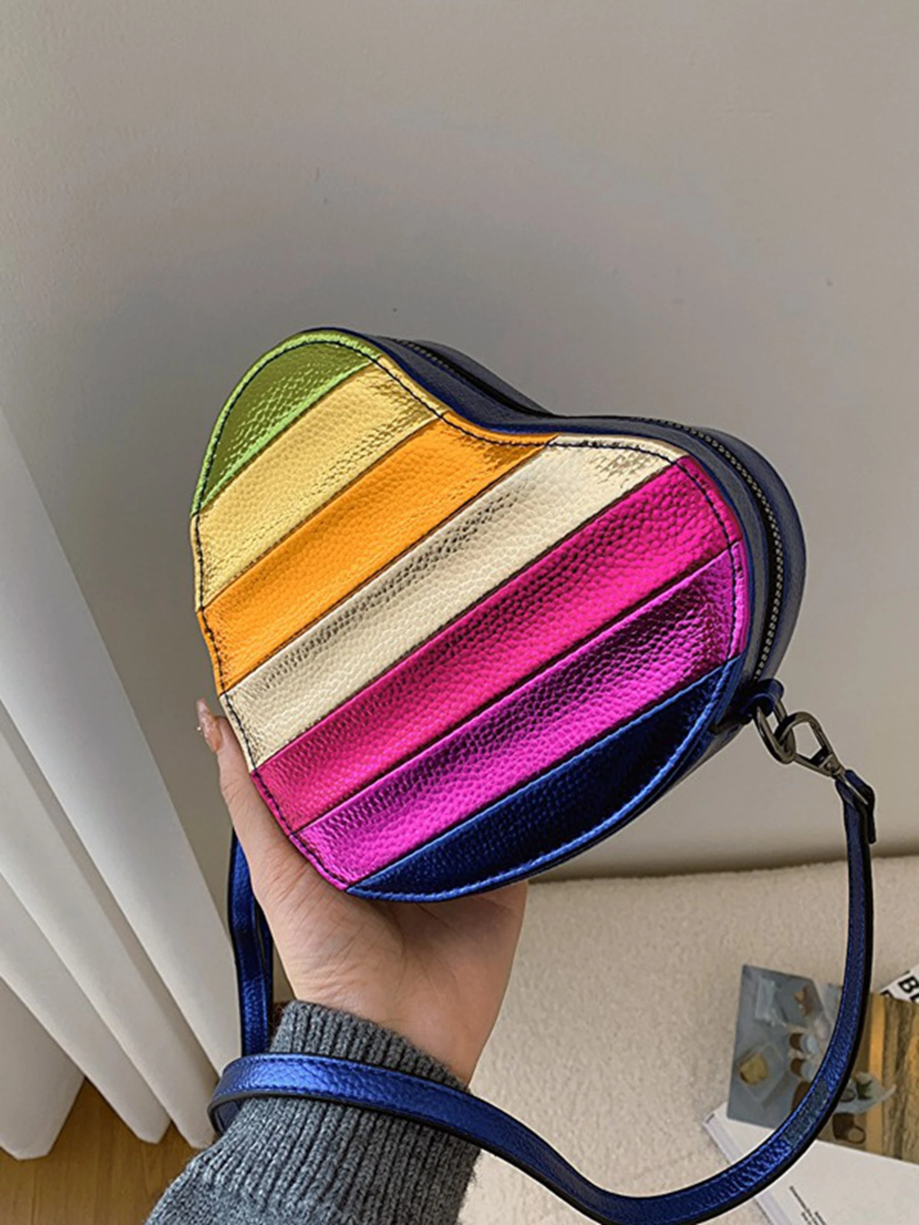 

2024 Ins, милая женская сумка в форме сердца с цветными блоками, новый нишевый дизайн, радужная лоскутная сумка через плечо в форме сердца на одно плечо