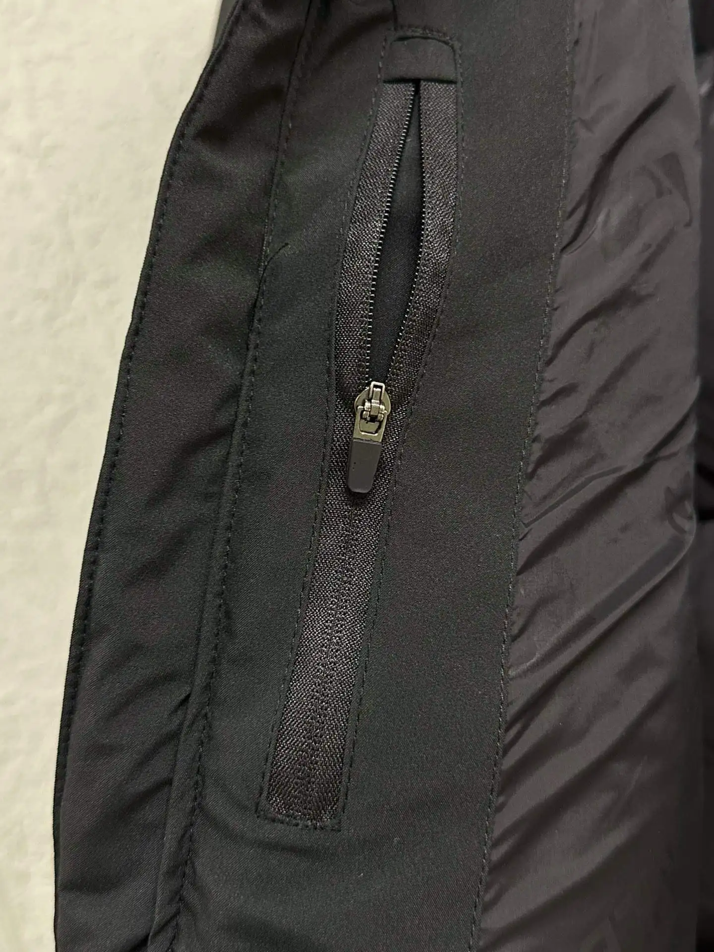 سترة شتوية كلاسيكية بغطاء للرأس لعام 2025 للجنسين متوسطة الطول ملابس خارجية سميكة ودافئة غير رسمية