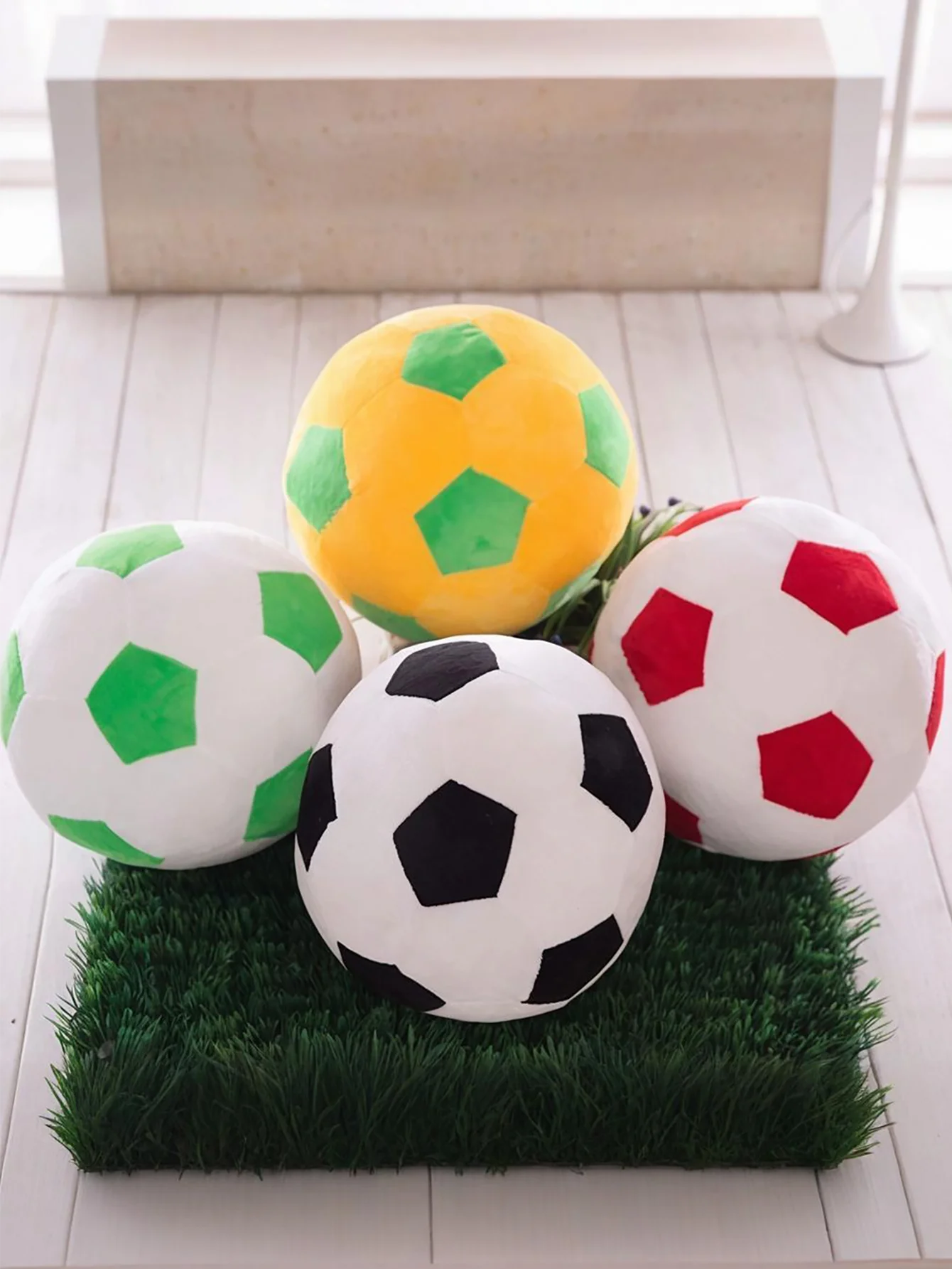 Fußballförmiges Plüschtier für Hunde, mit Saugnapf, simuliert das Kauen eines Fußballs, lindert Langeweile, interaktives Spielzeug, weich und sicher, geeignet für kleine bis mittelgroße Hunderassen.