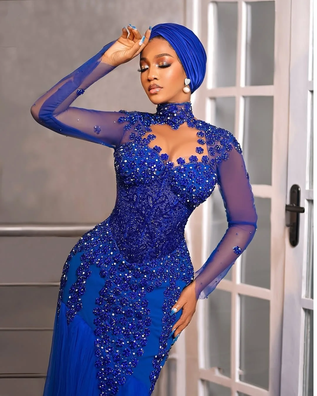 Vestidos de noche de tul de sirena plisada Aso Ebi Vestidos de fiesta de color azul real con mangas Vestido formal largo y magnífico Apliques de cuentas