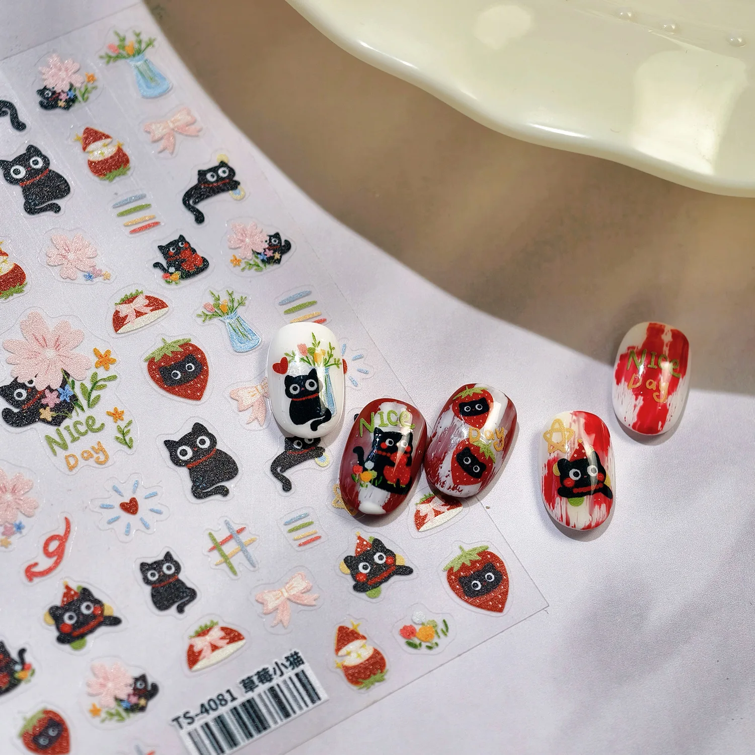黒猫、イチゴ、蝶結び、花、ラブハート、星、オレンジ、足跡、魚の骨、犬、ウサギ、リンゴ、豚、DIYネイルアートステッカー、デカール