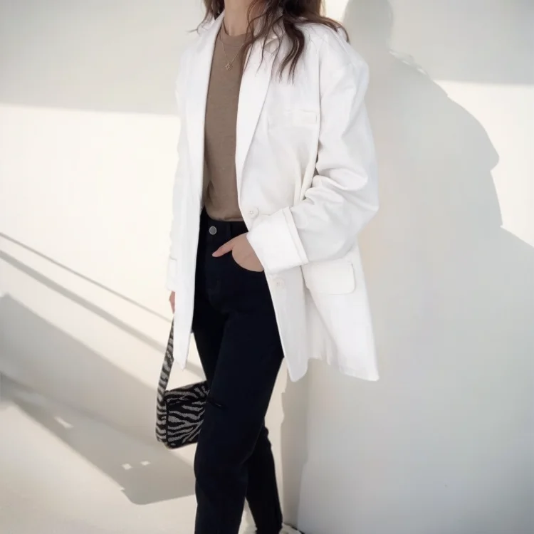 

Женский белый укороченный блейзер из искусственной кожи, современный дизайн без пуговиц, с диагональным подолом, многоярусной отделкой сзади, боковым разрезом, свежий, молодежный, дышащий, свободного кроя